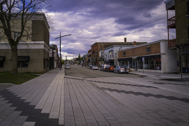 加拿大魁北克马格市市中心的天际线，建筑物，街道，和戏剧性的云景在天空中的日落图片下载