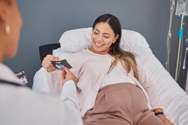 医生、快乐的孕妇和超声波照片，在诊所激动地进行家庭计划，黑人女医生、声波图以及在医院为母亲患者提供孕期保健图片下载