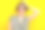 少女可爱的漂亮女人的肖像，短发，条纹衬衫，眼镜，手臂放在头上，孤立在黄色背景图片下载