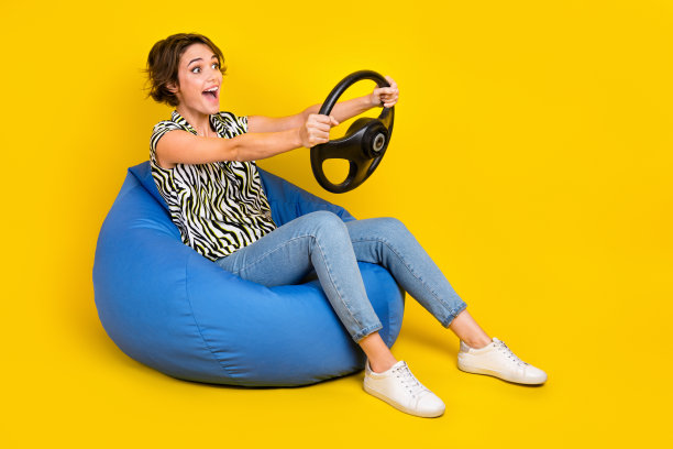 全身照片兴奋时髦的女人穿着斑马条纹衬衫驾驶汽车空空间孤立的黄色背景图片下载