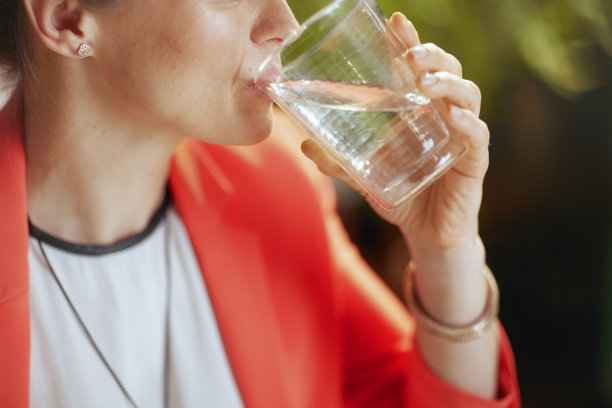 身着红色夹克的现代商务女性特写图片下载