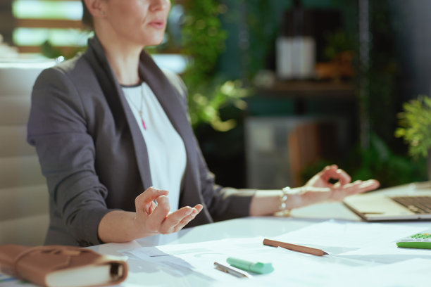 放松的现代商业女性在工作冥想的特写图片下载