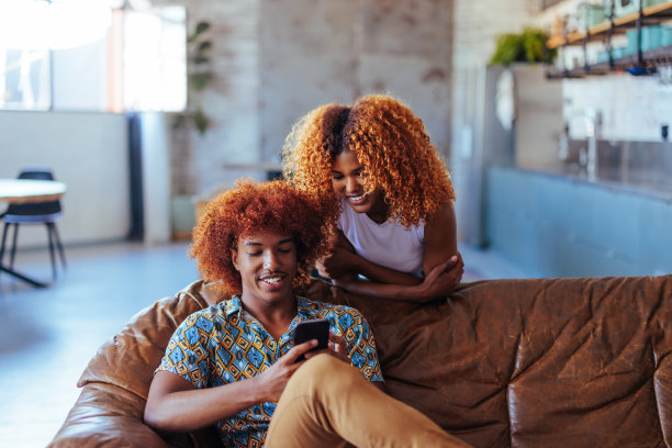 非裔美国朋友一起使用手机图片下载