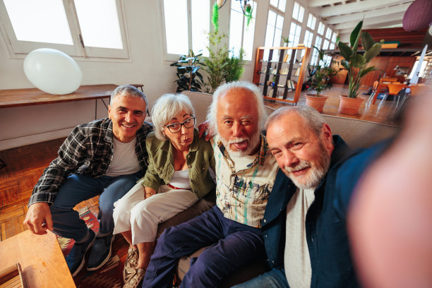 四个老人一起坐在沙发上图片下载