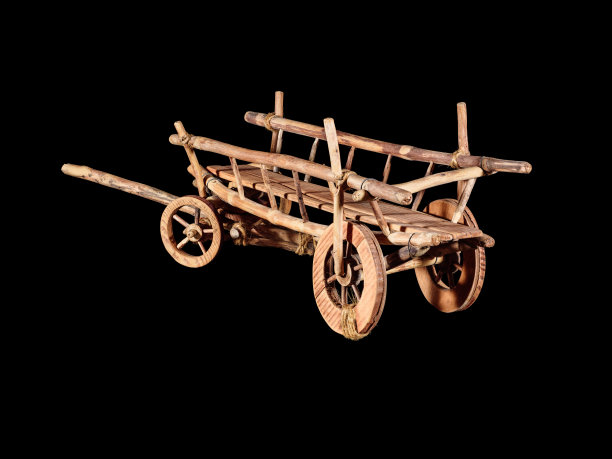 古董木车为农业目的孤立在黑色上。图片下载