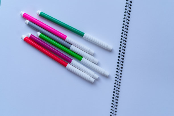 彩色笔和速写本图片下载