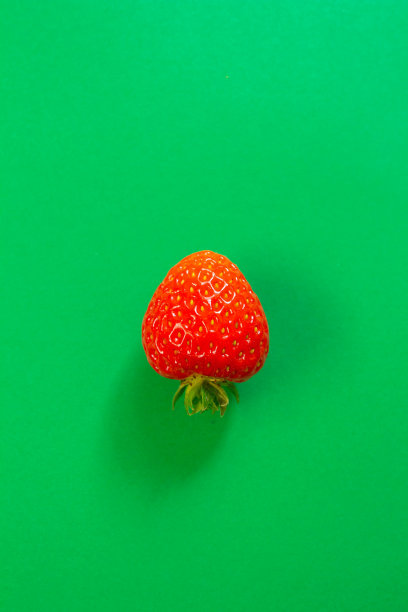 绿色背景上的单个草莓图片下载