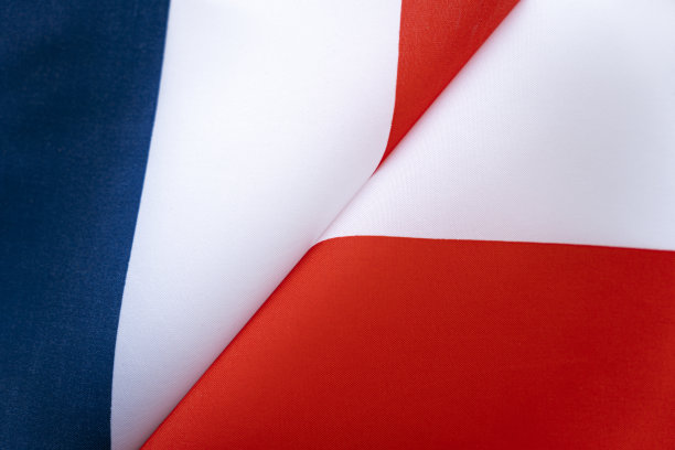 旗帜是法国和波兰。国家间国际关系的概念。政府的状态。人民友谊。图片下载