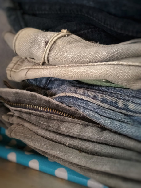 成堆的旧裤子和破旧的衣服图片下载