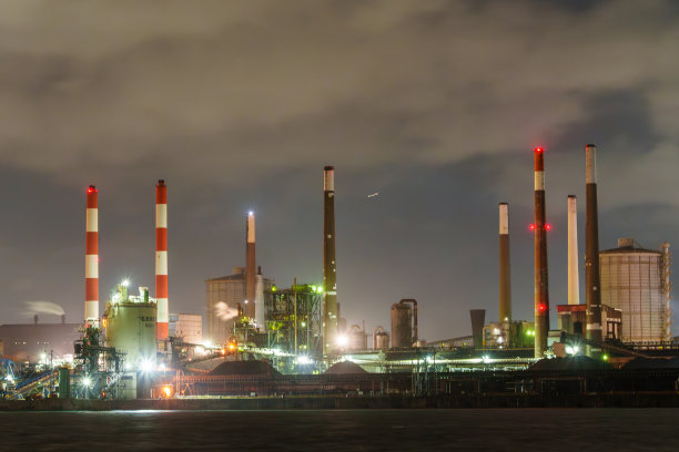 海边工业区的工厂夜景图片下载