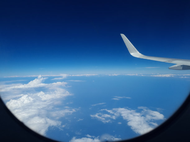 透过飞机窗口看到的云和天空。度假雅加达到曼谷，印尼国家图片下载
