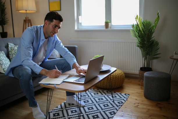 男人在家工作。库存图片图片下载