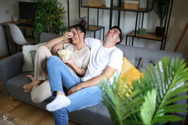 家人看电视的照片图片下载