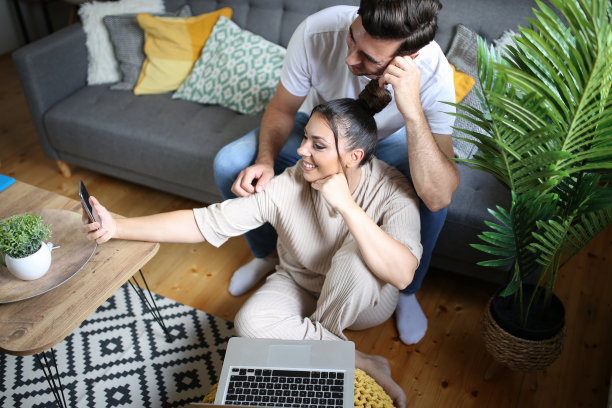 年轻夫妇在家里玩得很开心图片下载