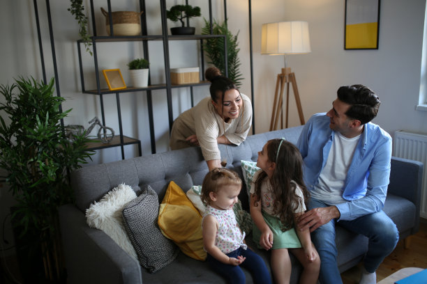 幸福的夫妇和孩子们一起享受甜蜜的家庭时光。库存图片图片下载