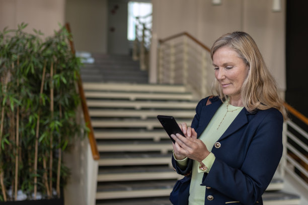 办公室里的女商人图片下载