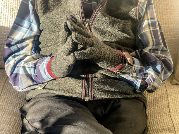 戴手套的男人坐在沙发上图片下载