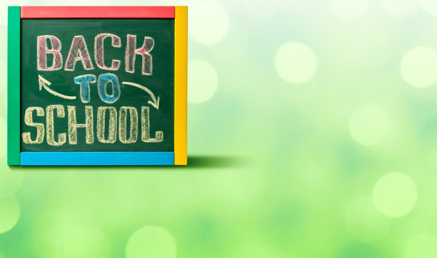 《回到学校》手绘在黑板上，有复制空间和散景图片下载