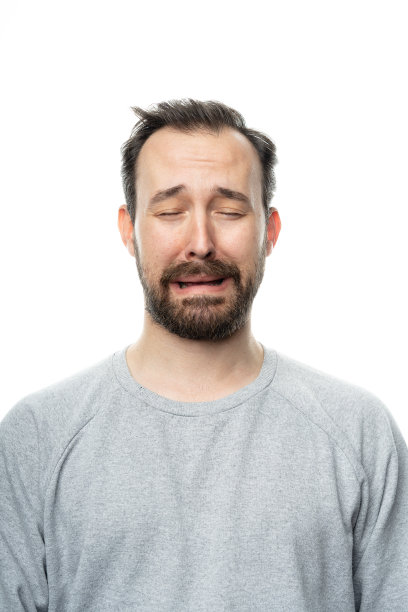 一幅面部表情有趣的男子肖像图片下载