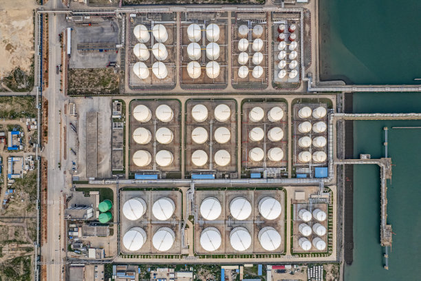 沿海化工厂原料储罐及输送设备图片下载