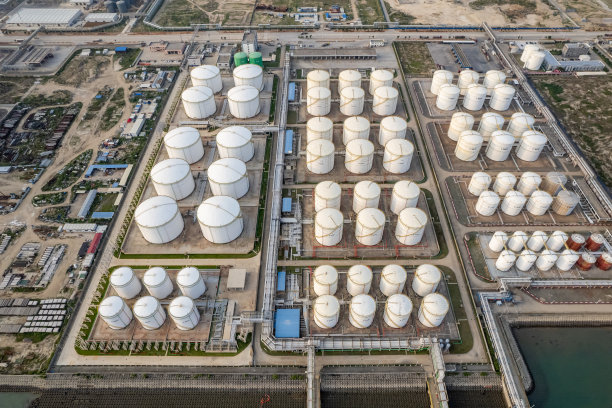 海边工厂的化学原料储罐图片下载