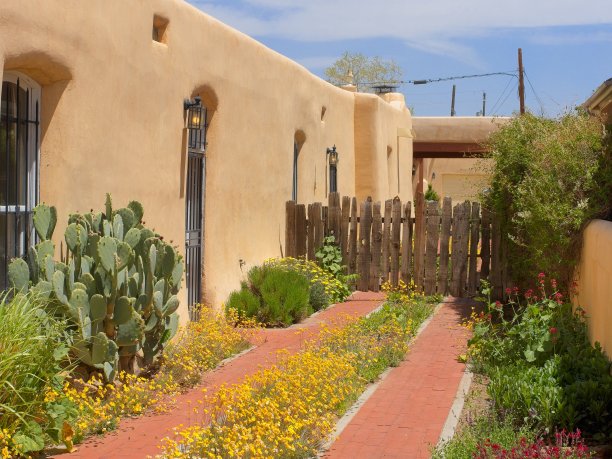 阿尔伯克基老城土坯结构之间的小巷车道图片下载