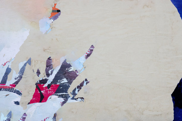 从用作广告牌的墙上剥落的撕破的纸片图片下载