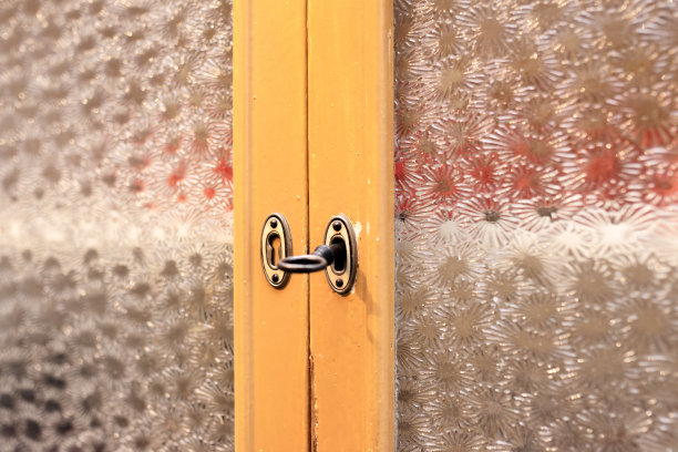 旧的华丽的复古钥匙在复古的橱柜里，在厨房的柜子里。图片下载