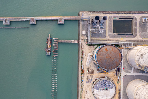 沿海化工厂原料储罐及输送设备图片下载