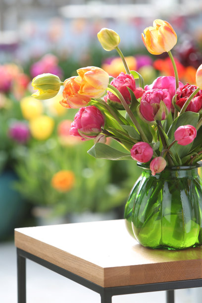 客厅里的花瓶里有花图片下载