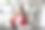 女商人在办公室桌子上用笔记本电脑处理文件。图片下载