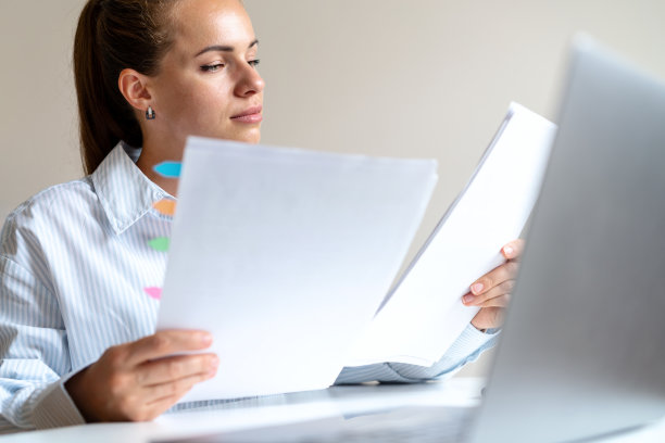 女税务稽查员进行税务审计，检查会计记录。图片下载