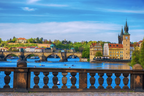 军团桥上的布拉格市景图片下载