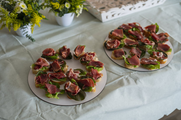宝宝派对活动中心的餐桌为客人准备了美味的小吃图片下载
