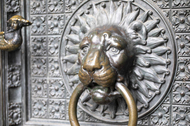 狮子门环的特写图片下载