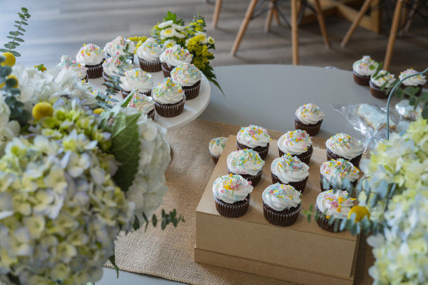 宝宝派对活动中心的餐桌为客人准备了美味的小吃图片下载