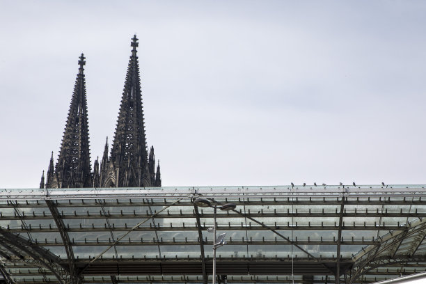 科隆大教堂的尖顶和科隆中央车站图片下载