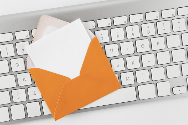 带键盘的已打开信封图片下载