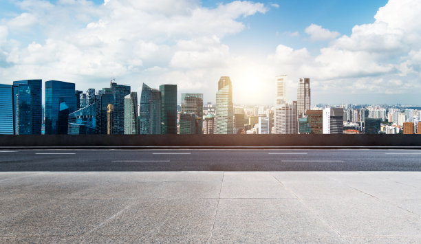 以新加坡天际线为背景的城市高速公路图片下载