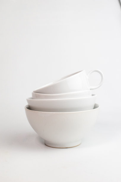 一堆盘子和碗图片下载