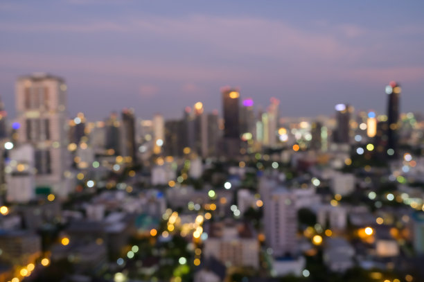 模糊的暮光散景城市办公楼，抽象的背景图片下载