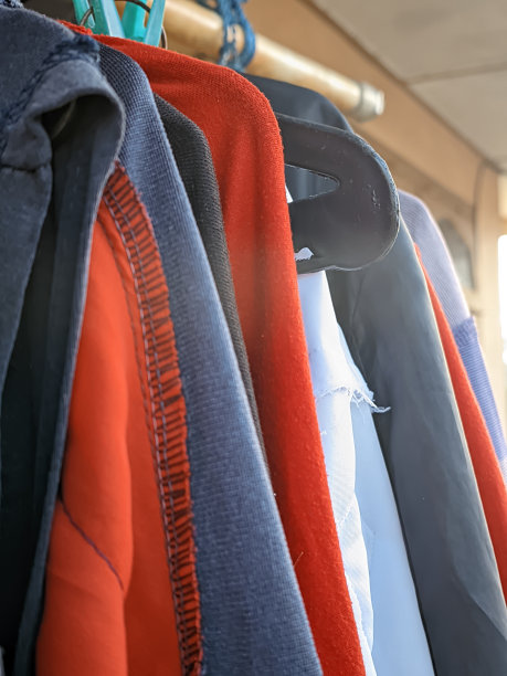 早晨，一排衣服挂在屋外，阳光明媚图片下载