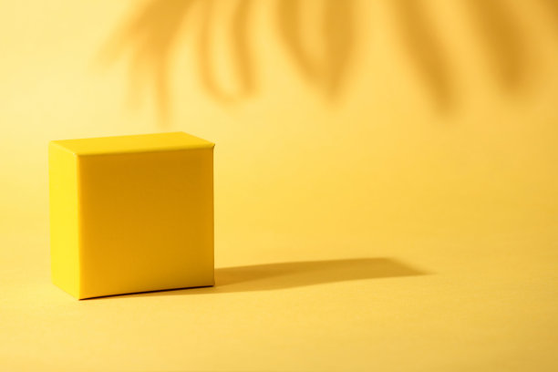 最小的现代产品展示在黄色背景与讲台与棕榈叶的阴影。具有几何形状的场景。化妆品的背景。展柜、产品展示、广告图片下载
