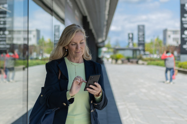 城市里的商务休闲女性图片下载