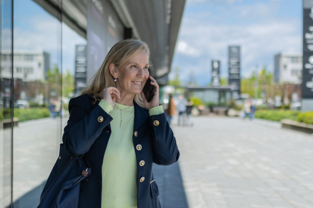 城市里的商务休闲女性图片下载