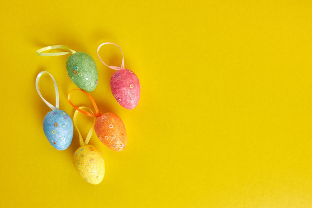 黄色背景上的复活节彩蛋。复活节庆祝活动。复活节的背景。图片下载