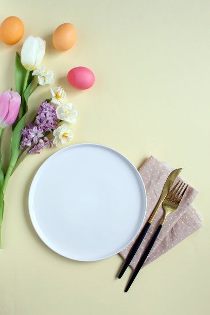复活节的餐桌上摆放着春天的花朵和餐具图片下载