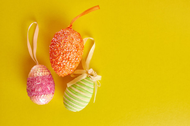 黄色背景上的复活节彩蛋。复活节庆祝活动。复活节的背景。图片下载