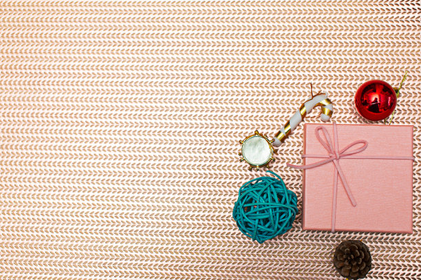 圣诞集群高视图礼品盒上的金色背景礼物是分散沿边框的边缘。在你的对象或副本中间留下空白。图片下载