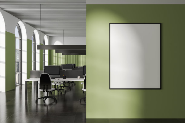 绿色开放空间办公室内部有拱形窗户和海报图片下载